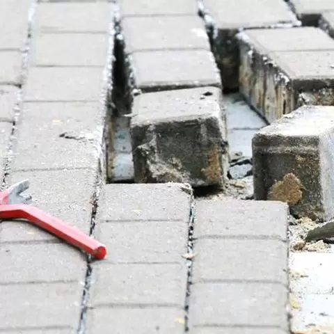 Демонтаж покрытия из тротуарной плитки вручную
